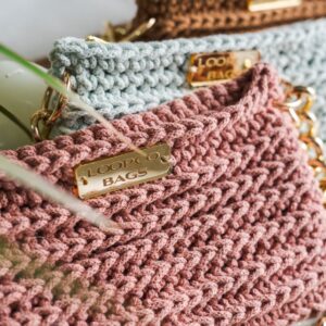 Heklana torbica Maja s patentnim zatvaračem u natural boji