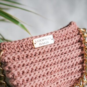 Heklana torbica Maja s patentnim zatvaračem u smeđoj boji - Blush