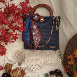 Heklana torba s drvenim ručkama u plavoj boji trapera