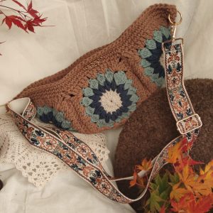 Torba preko tijela napravljena od bakinih kvadratića sa zelenim detaljima