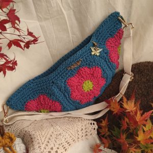 Torba preko tijela napravljena od bakinih kvadratića u bold bojama