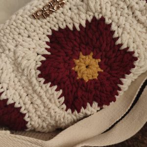 Torba preko tijela napravljena od bakinih kvadratića s cvjetnim uzorkom