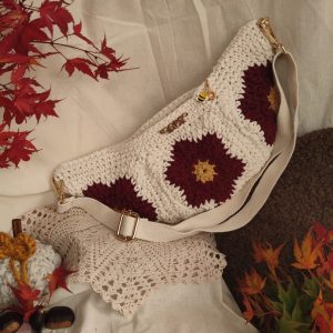 Torba preko tijela napravljena od bakinih kvadratića s cvjetnim uzorkom