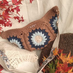 Torba preko tijela napravljena od bakinih kvadratića u plavim tonovima