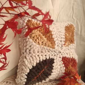 Šareni heklani jesenski jastuk