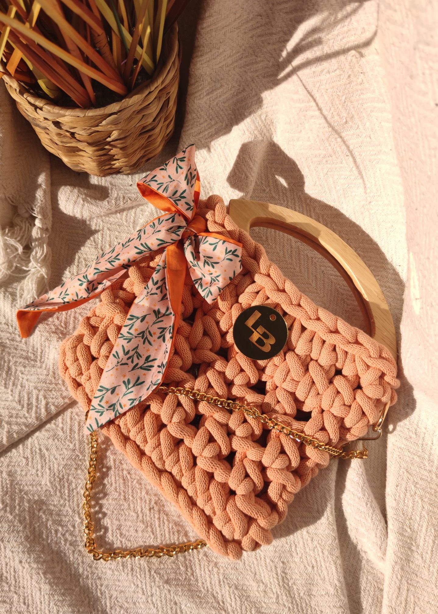 Heklana torba s drvenim ručakama u narančastoj boji