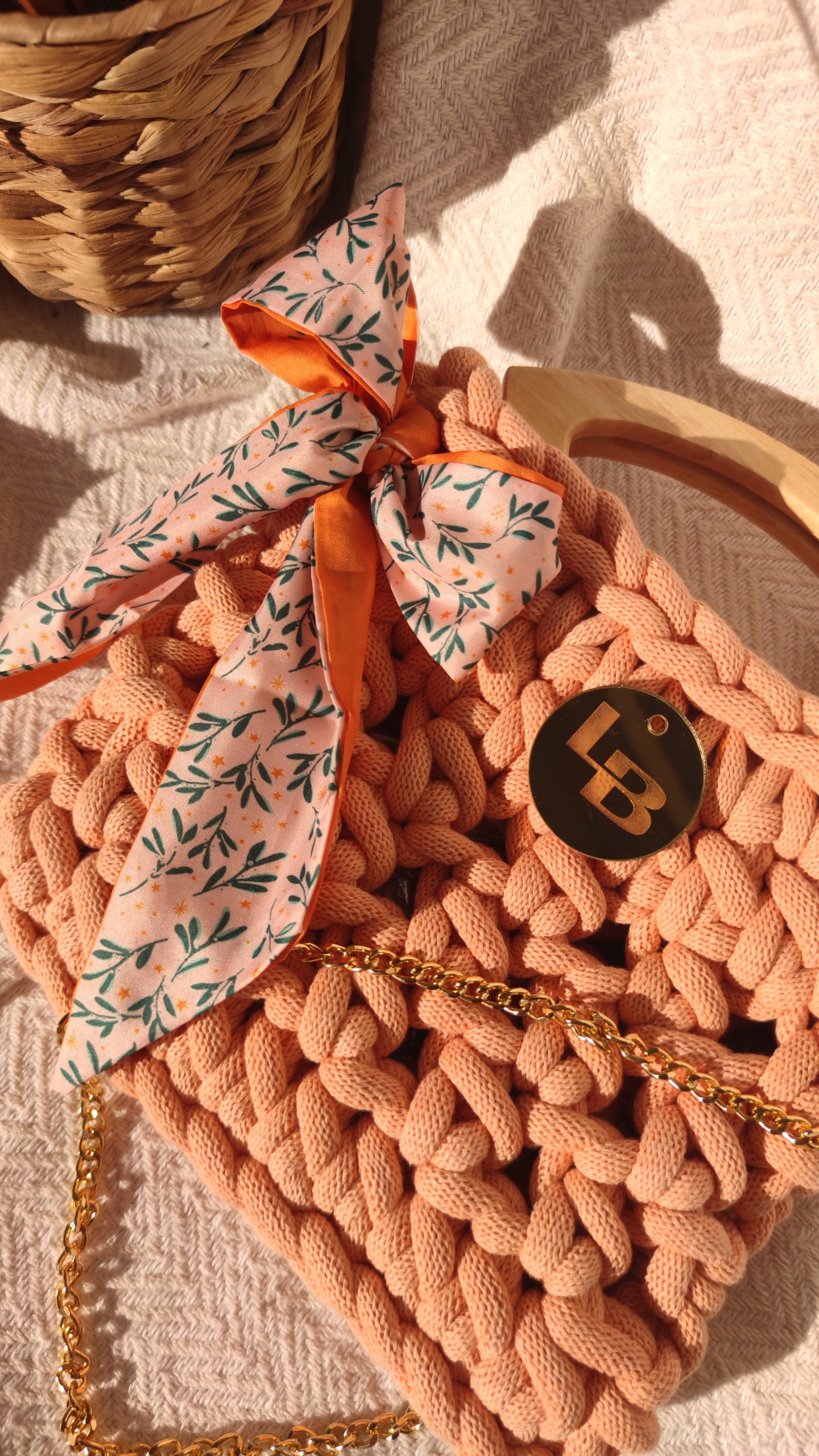 Heklana torba s drvenim ručakama u narančastoj boji - Slika 4