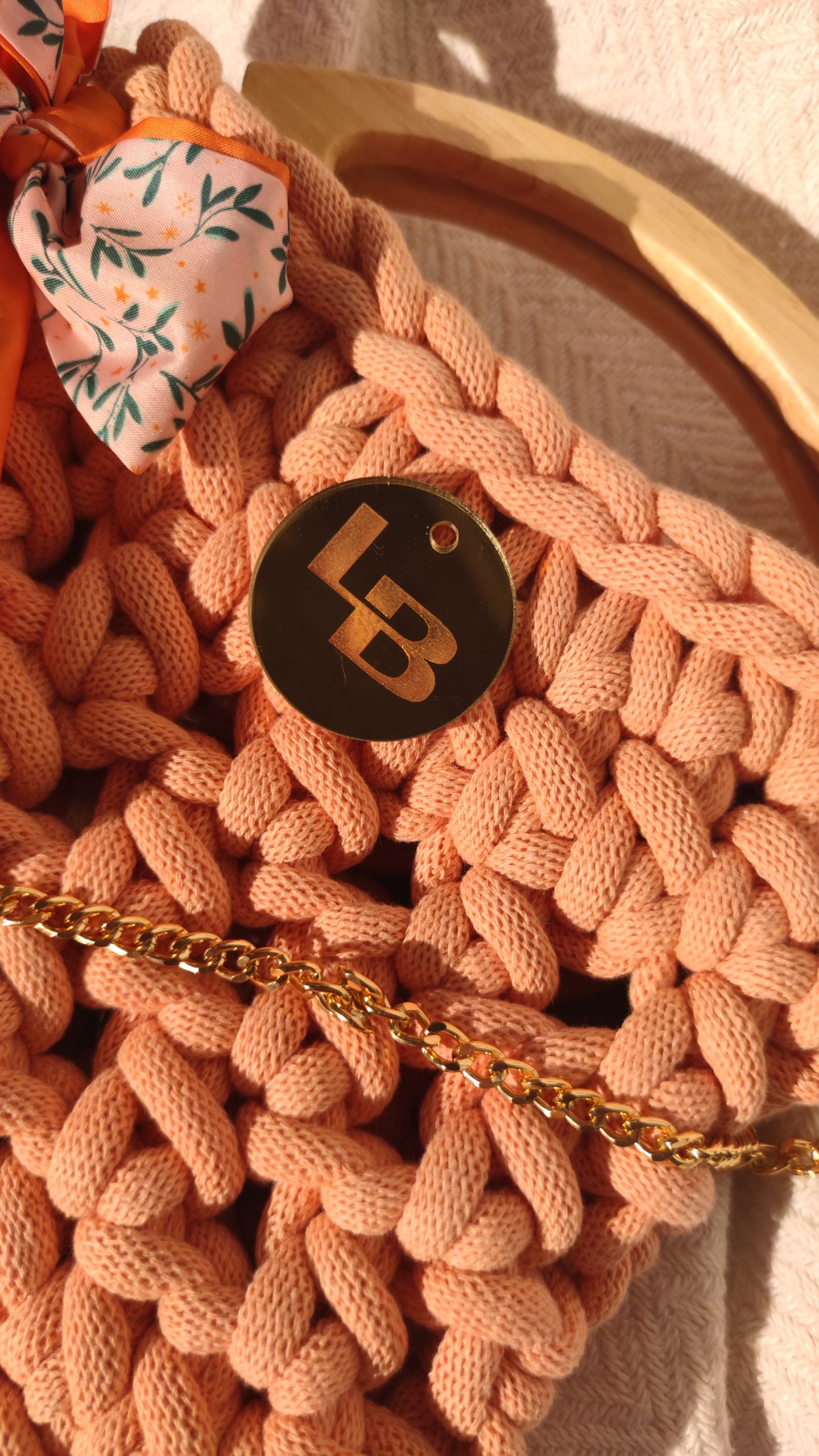 Heklana torba s drvenim ručakama u narančastoj boji - Slika 2