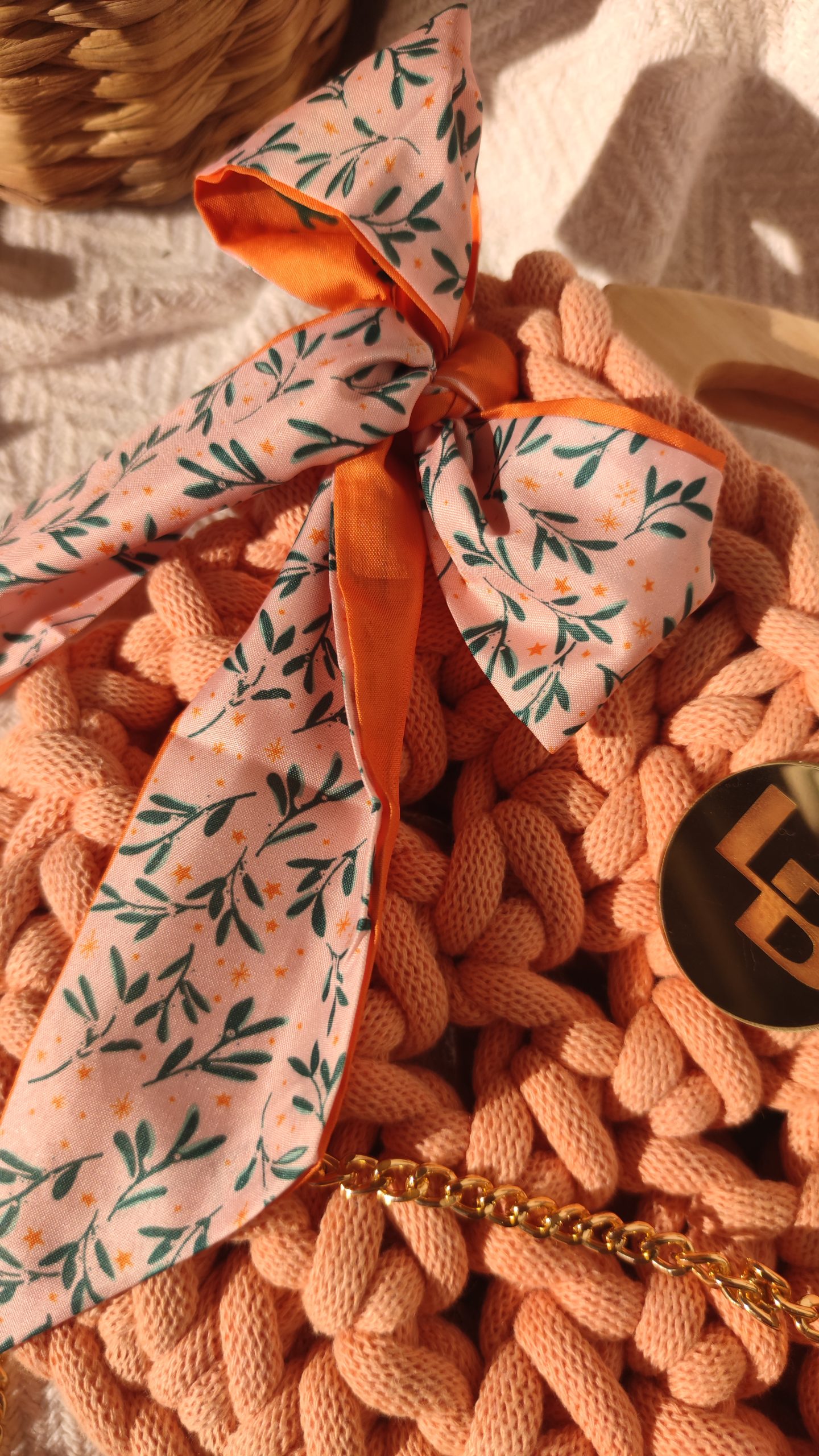 Heklana torba s drvenim ručakama u narančastoj boji - Slika 3