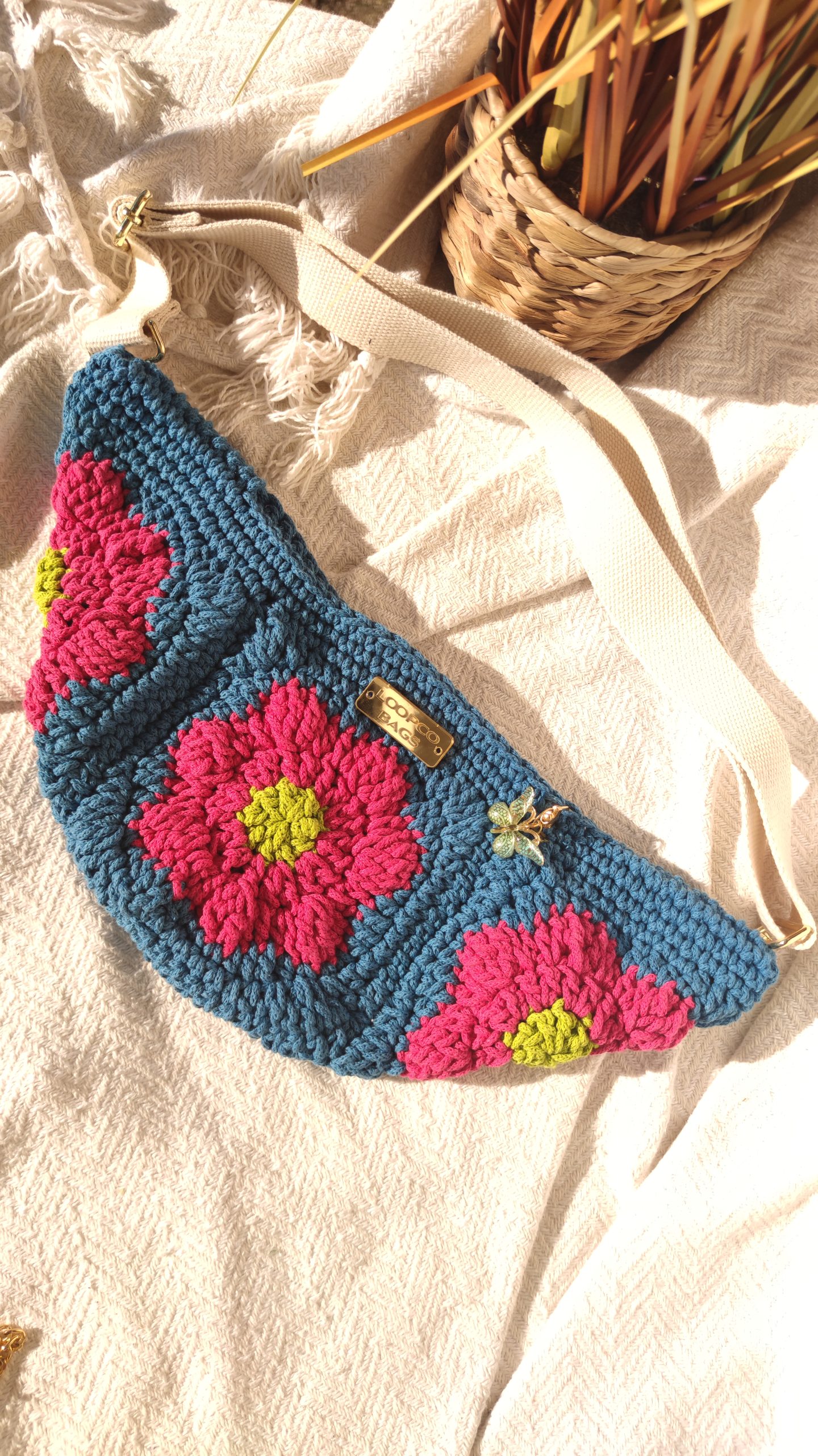 Torba preko tijela napravljena od bakinih kvadratića u bold bojama