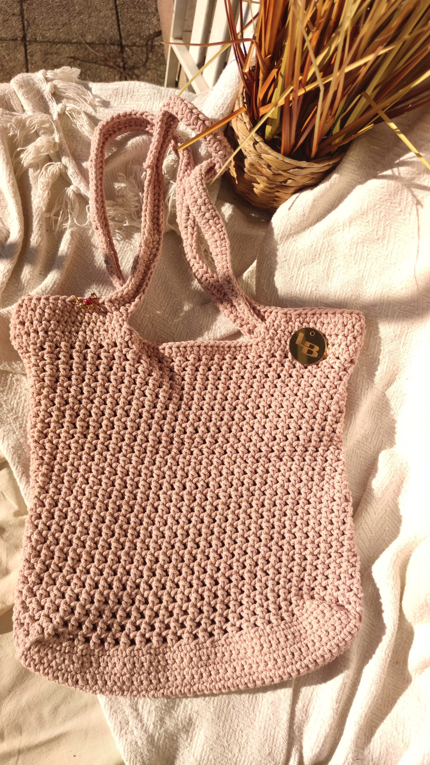 Popularan model torbe u pastelno pink boji - Slika 4