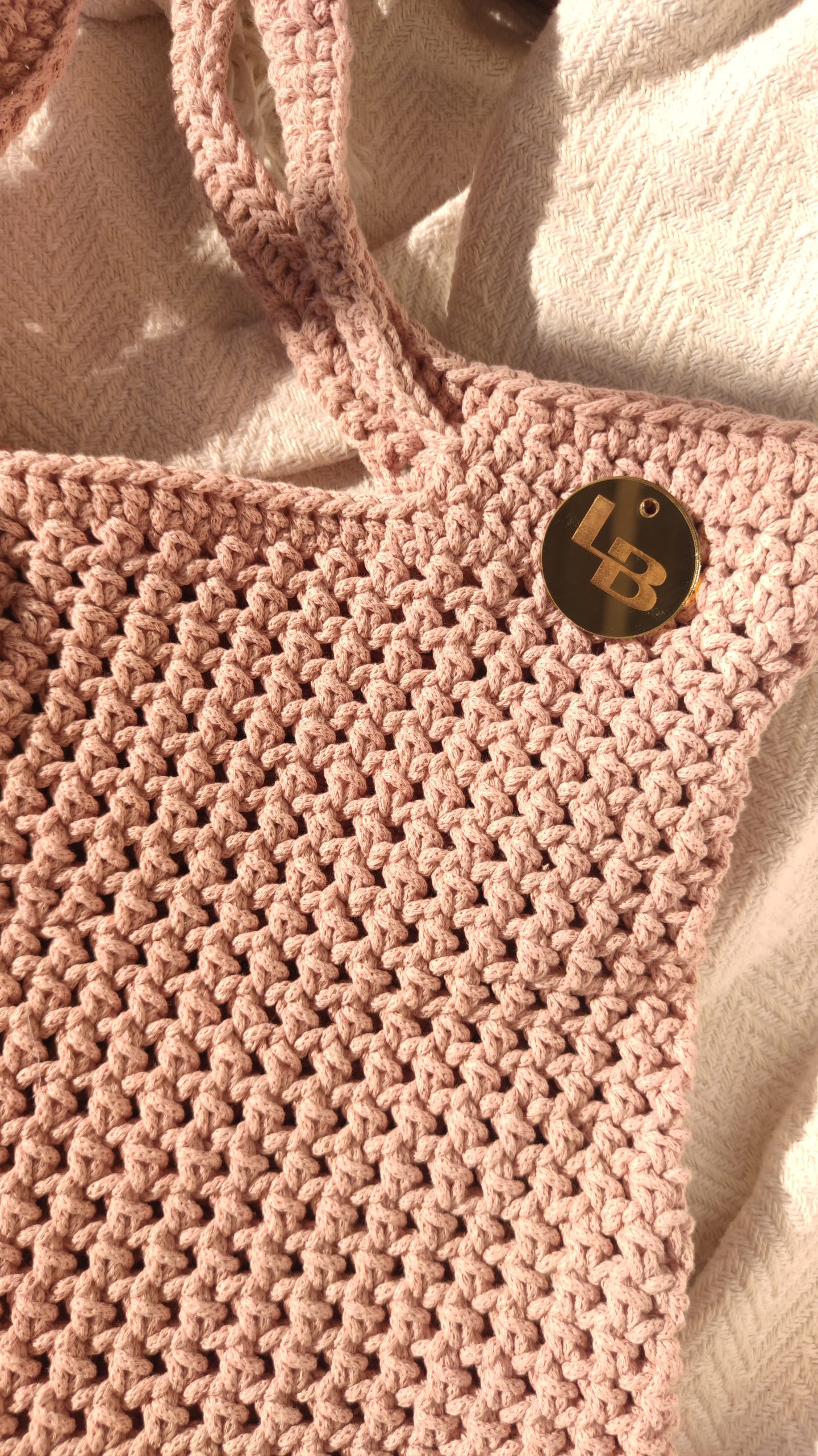 Popularan model torbe u pastelno pink boji - Slika 5