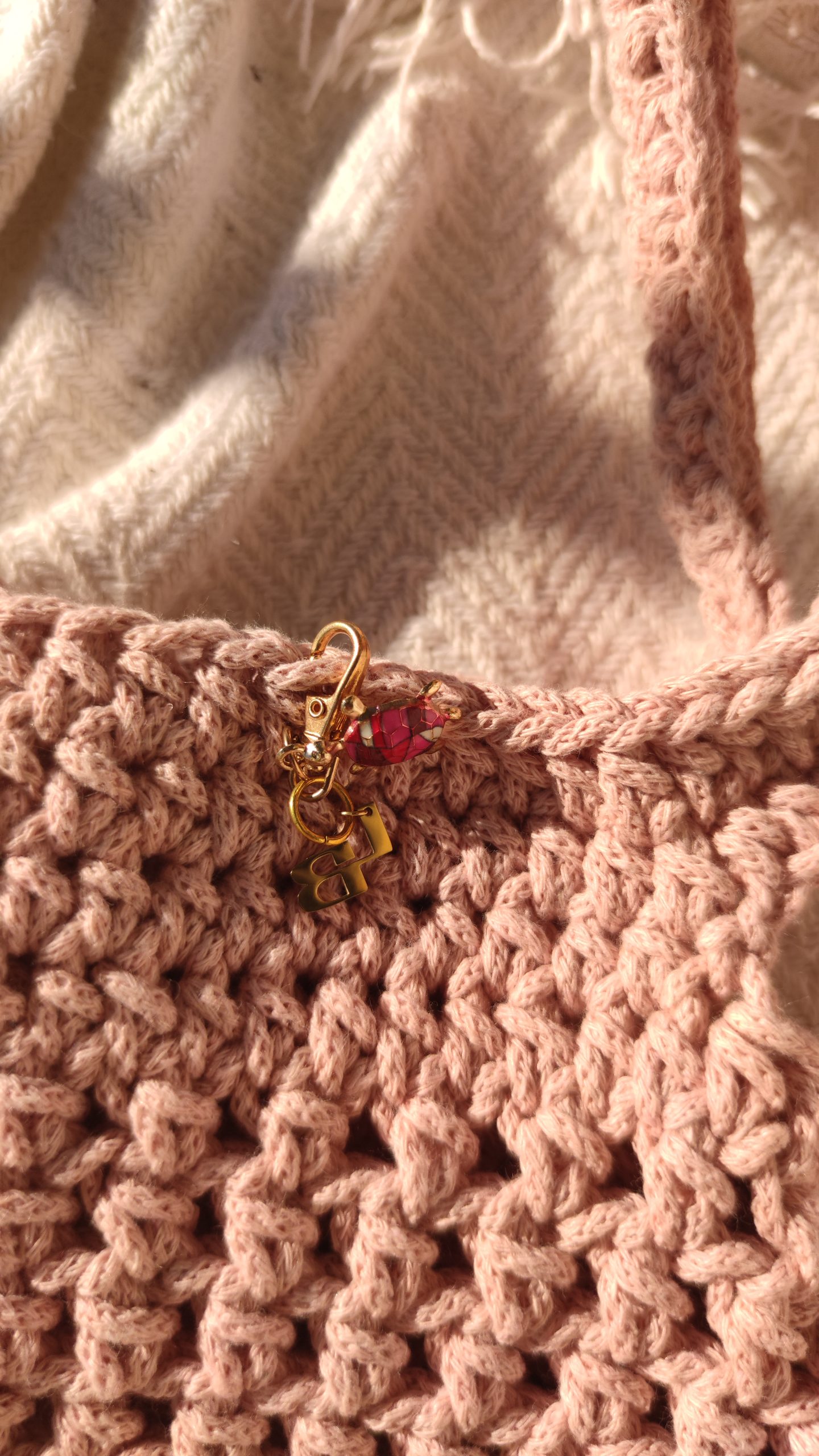 Popularan model torbe u pastelno pink boji - Slika 2