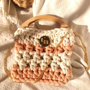 Heklana torba s drvenim ručakama u narančasto bijeloj kombinaciji