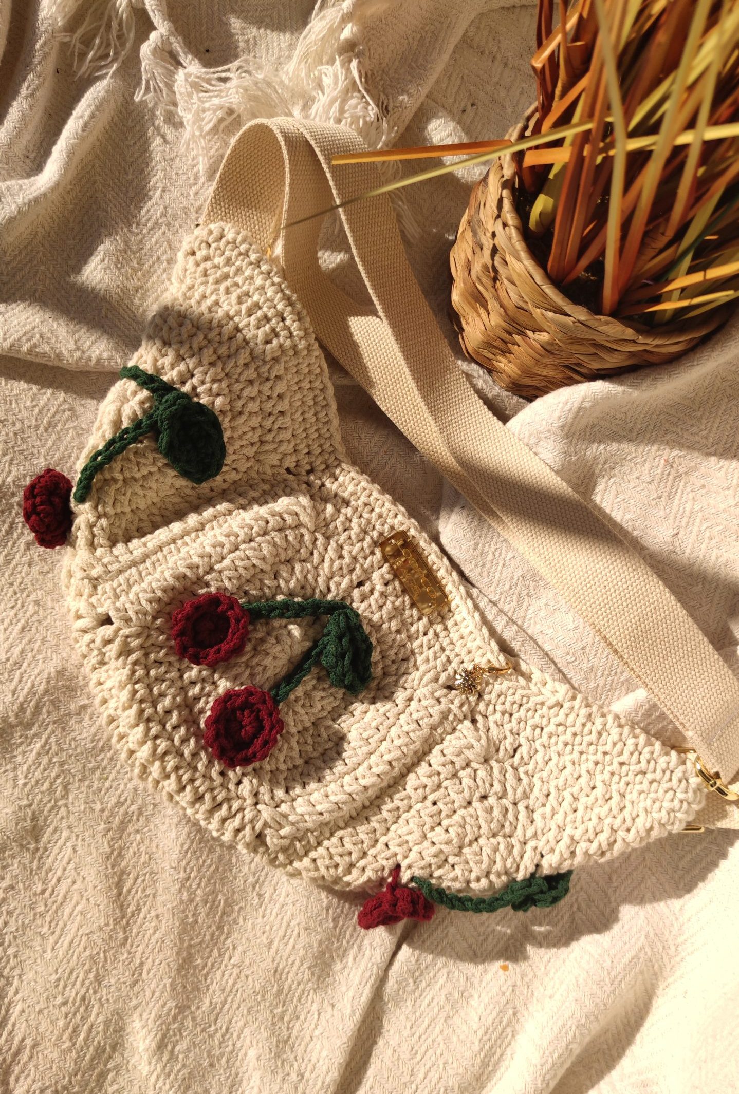 Torba preko tijela napravljena od bakinih kvadratića s uzorkom trešnjica