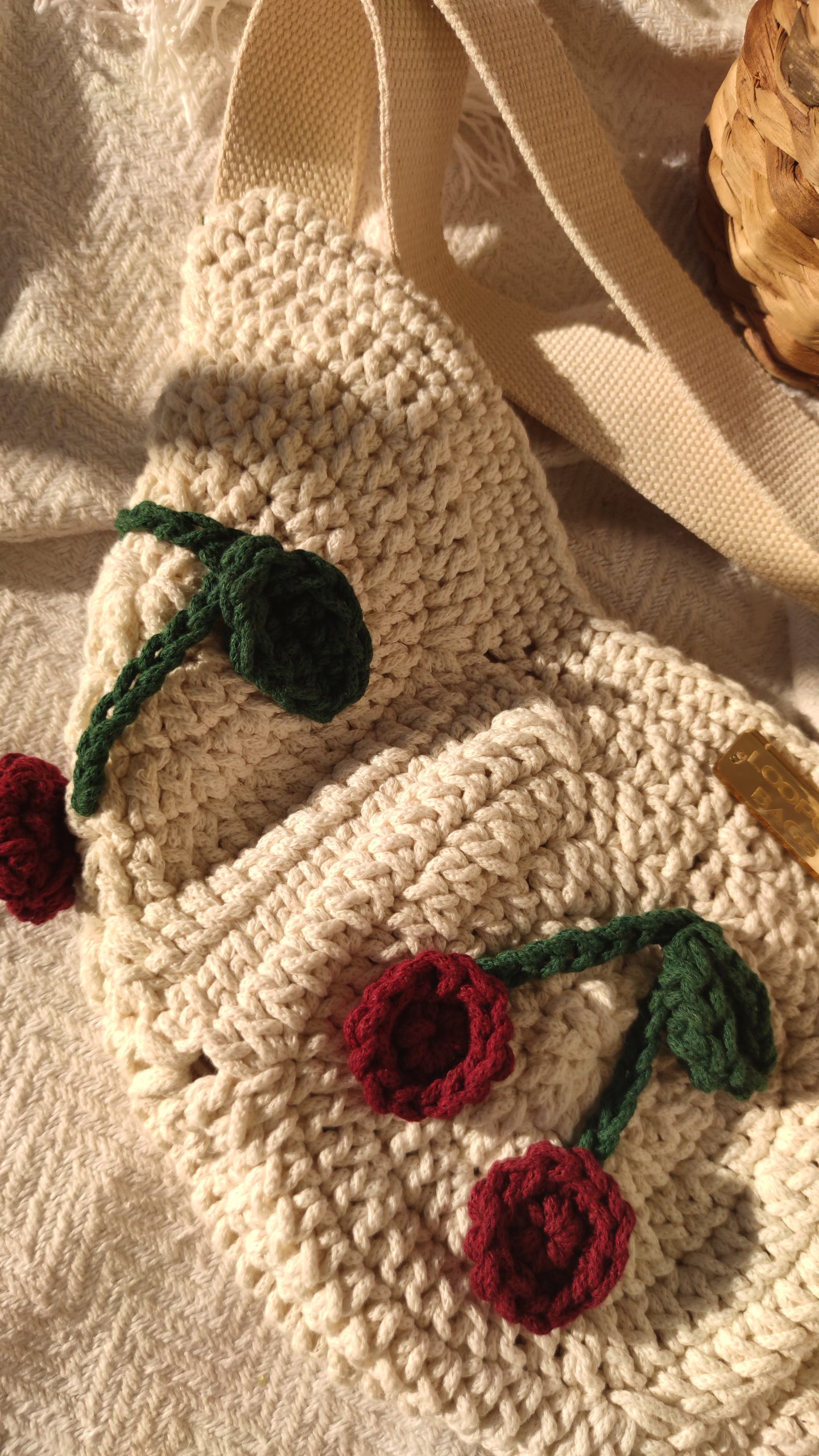 Torba preko tijela napravljena od bakinih kvadratića s uzorkom trešnjica - Slika 3