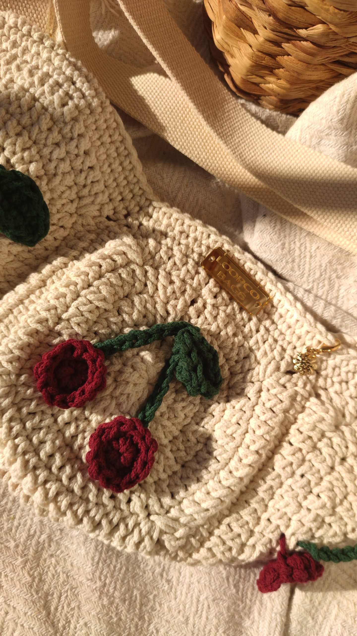 Torba preko tijela napravljena od bakinih kvadratića s uzorkom trešnjica - Slika 2