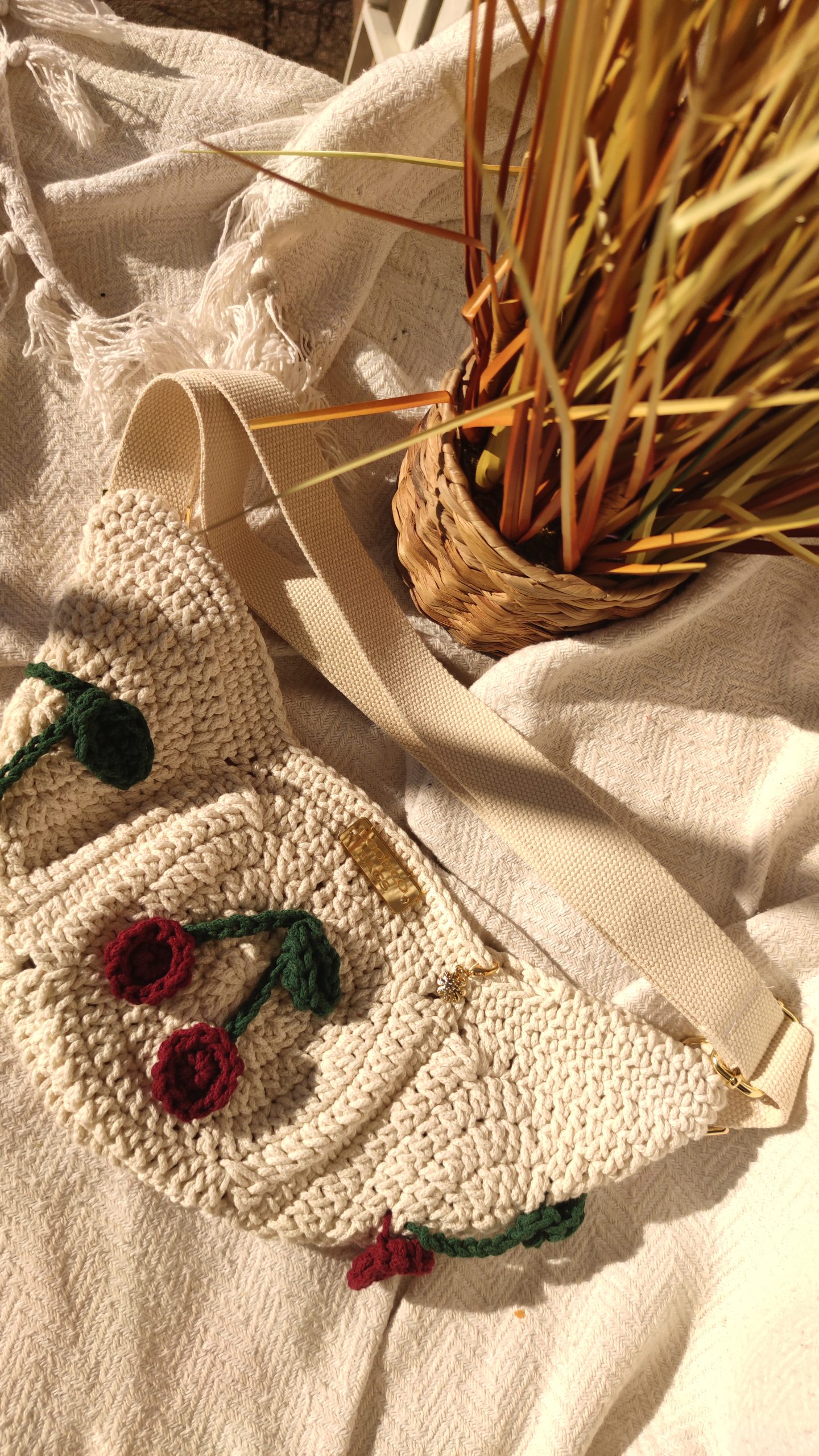 Torba preko tijela napravljena od bakinih kvadratića s uzorkom trešnjica - Slika 4