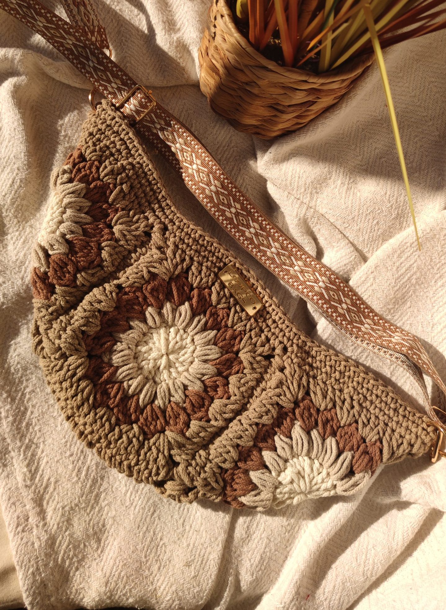 Torba preko tijela napravljena od bakinih kvadratića u smeđim tonovima