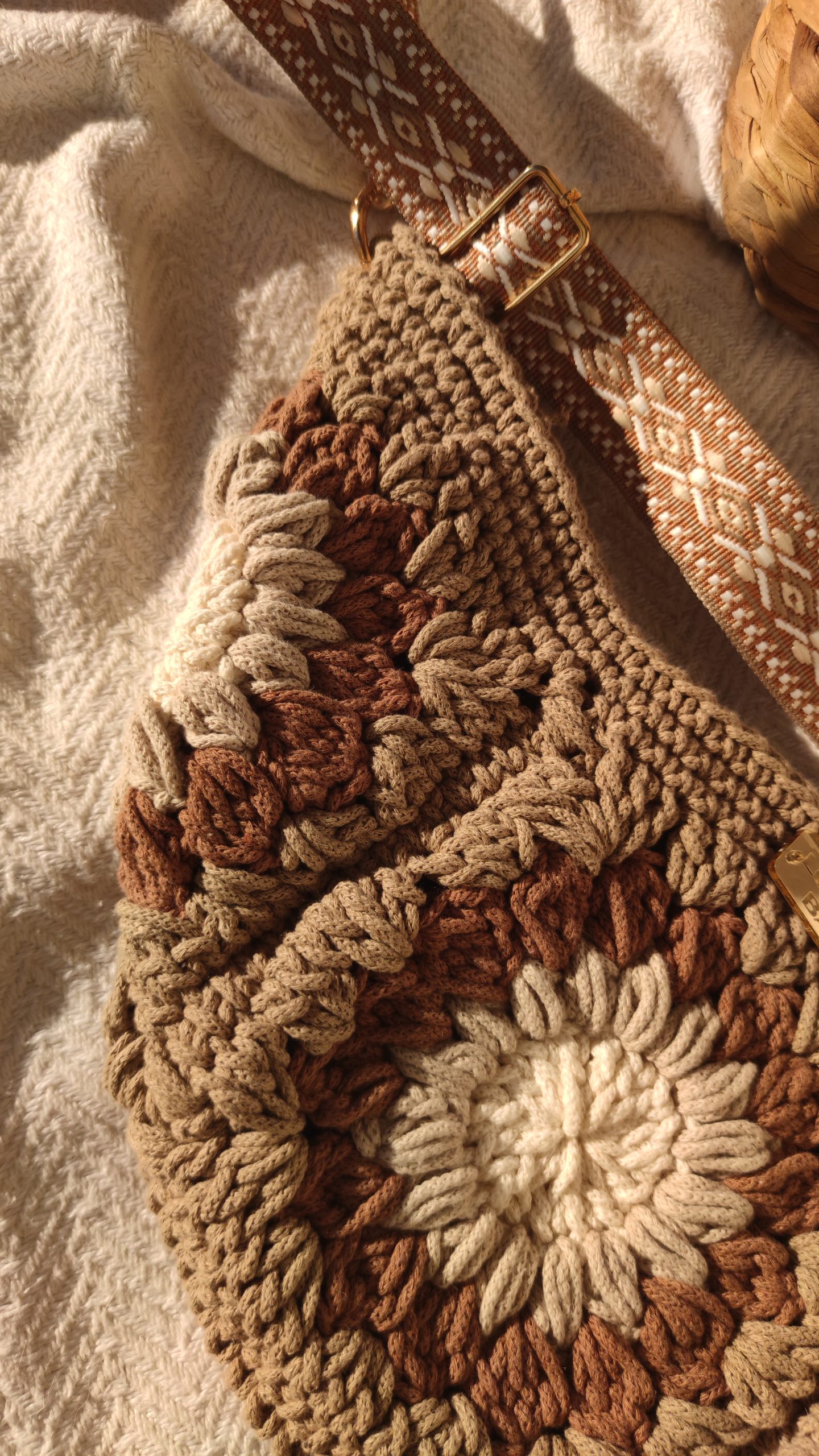 Torba preko tijela napravljena od bakinih kvadratića u smeđim tonovima - Slika 4