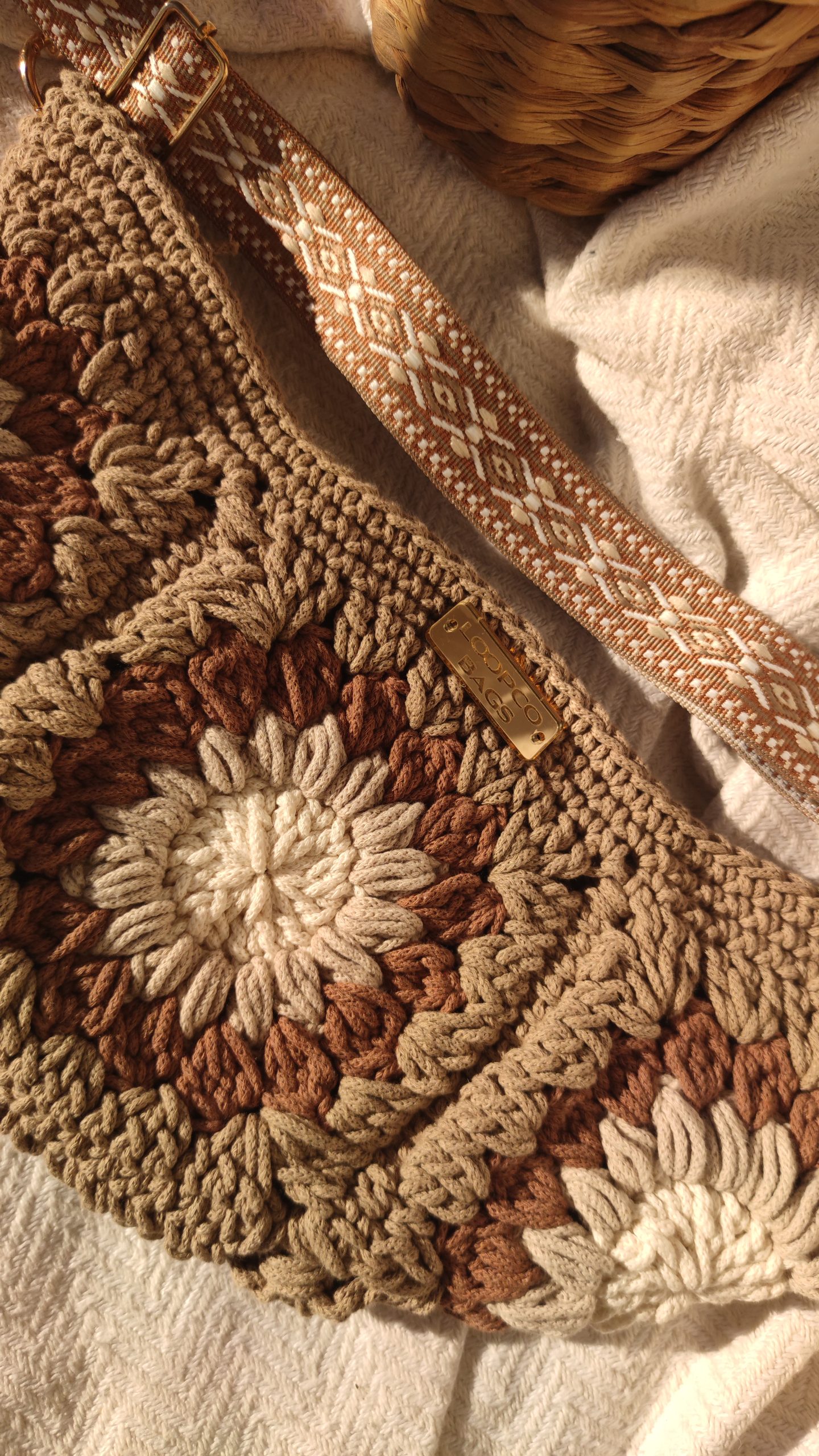 Torba preko tijela napravljena od bakinih kvadratića u smeđim tonovima - Slika 2