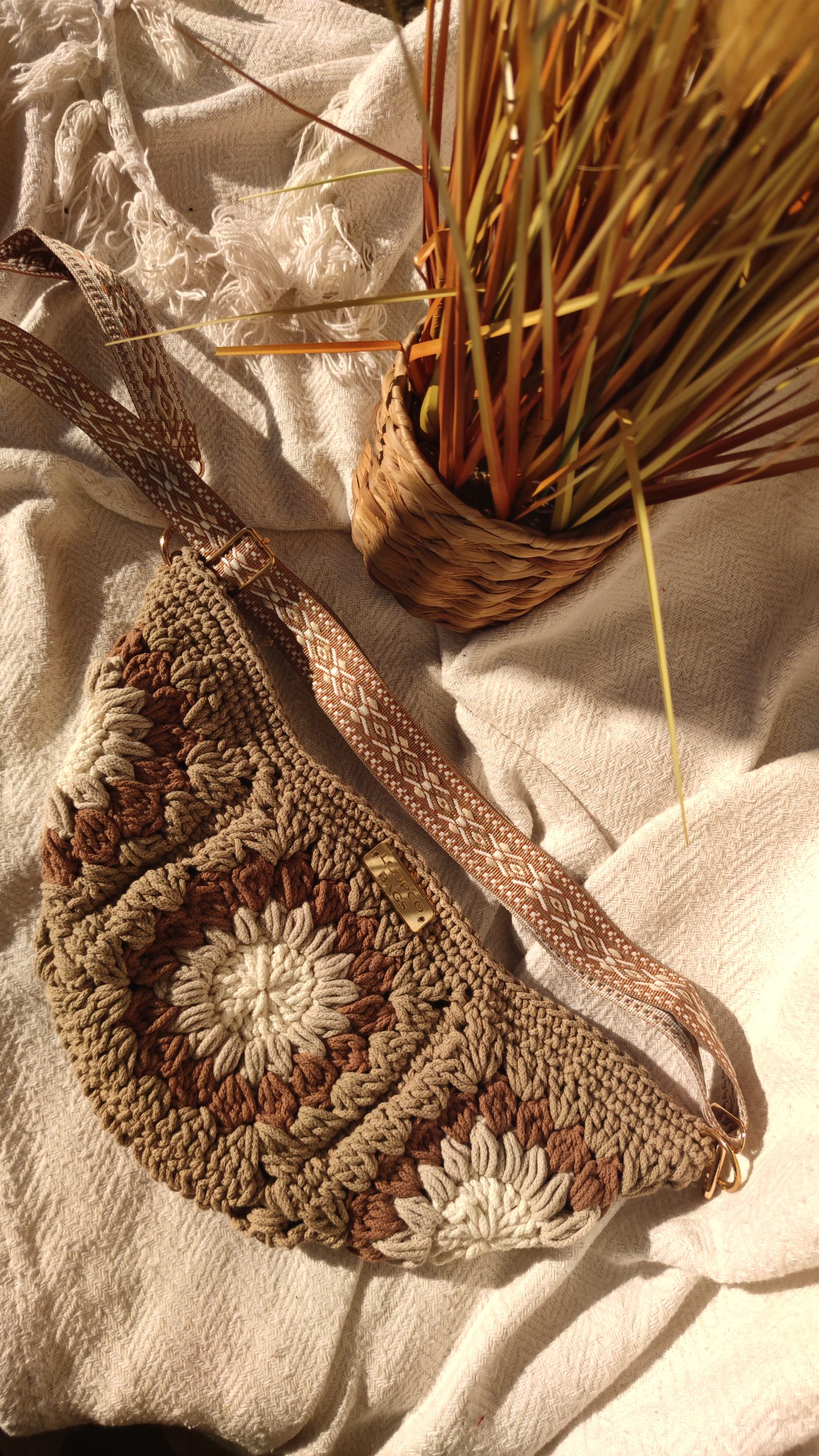 Torba preko tijela napravljena od bakinih kvadratića u smeđim tonovima - Slika 3