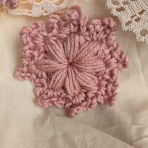 Set od 6 heklanih ukrasa: zvijezda u pastel pink boji