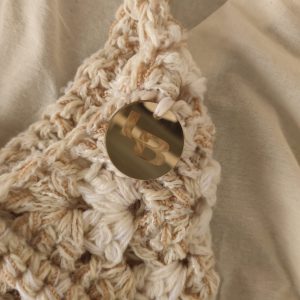 Heklana torba Barbara u bež tonovima manje veličine