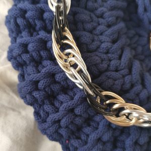 Heklana torba Linda u tamno plavoj boji