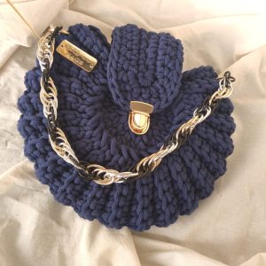 Heklana torba Linda u tamno plavoj boji