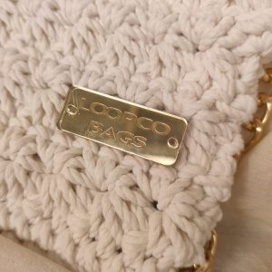 Heklana torbica u bijeloj boji sa zvjezdastim uzorkom