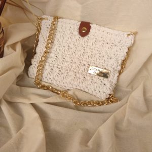 Heklana torbica u bijeloj boji sa zvjezdastim uzorkom