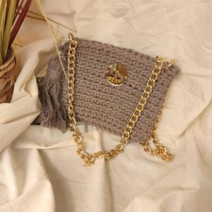 Heklana torbica u sivkastoj nijansi