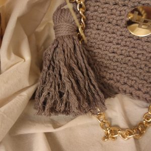 Heklana torbica u sivkastoj nijansi